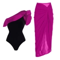 Schicker Einteiler-Badeanzug mit rosa Rüschen und passendem High-Waist-Pareo-Rock für Damen - S / Set mit schwarzen Zirkonia