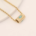 Detailaufnahme des goldenen Evil-Eye-Anhängers mit Confiance-Gravur und Kordelkette - CONFIANCE Gravierter Teufelsauge Zylinder Stil (3#)