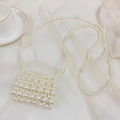 Dettaglio della mini borsa a tracolla in perle fatta a mano su elegante seta color crema - Borsa con Catena in Perline a Fiore Bianca