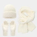 Detalle del conjunto de invierno de punto blanco crema con textura acanalada fina - Blanco