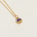 Élégant collier doré avec pendentif méduse violette et pierres de zircon brillantes - Méduse Planète Violette (XL2630)