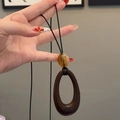Collana minimalista in resina geometrica con perla ambrata e cordino in cera nera - Stile Goccia d'Acqua Grande Marrone