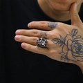 Vista detallada de un anillo de calavera punk en plata envejecida usado por un modelo - US 7 / Color Acero