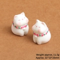 Detailansicht der 3D-Resin-Katzenfiguren mit Schleifen, Größe 31x23x25mm und 11,5g Gewicht - Bunte Halskette Weiße Katze - Glänzend