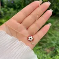 Detail van 18K vergulde voetbal ketting met rode ring en hanger van zirkoon - Voetbal Rode Ring Ster