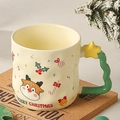 Weihnachtsbecher aus Keramik mit grünem Wellengriff und festlichem Rentier-Graffiti - Süßes Rentier - Einzelne Tasse