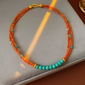 Dettaglio della collana vintage a più fili con perline arancioni e blu e chiusura dorata - Collana Arancione e Blu