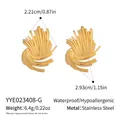 Détail des boucles d'oreilles dorées avec texture éventail vintage et dimensions précises - Style Doré (YYE023408-G)