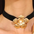 Collana choker in velluto nero con grande pendente a orchidea dorata e perla centrale - Girocollo con fiori e perle oro (4470)