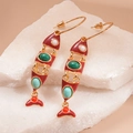 Orecchini a forma di pesce vintage in smalto con pietre su sfondo di pietra bianca - Perno per orecchino in argento - Colorato