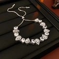 Detailansicht silbernes verstellbares Armband mit Blattmuster und ovalen Zirkonia Steinen - Armband - Silber