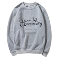 Grauer Hoodie mit „Wine Tasting Is My Favorite Sport“ Slogan und Weinglas-Grafik - Hellgrau
