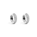 Detail van zilveren zirkonia oorringen met micro-pavezetting op een witte achtergrond - Huggie Oorbellen (JQH0090-SS) / Zilver