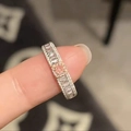 Anello aperto in argento stile francese con zircone rosa centrale su una mano femminile - Cerchio Rosa