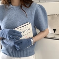 Guantes de invierno de punto azul para mujer con función táctil en un entorno lifestyle - Talla única / Azul Grisáceo