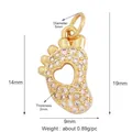 Goldener Fußabdruck-Anhänger mit Mikro-Zirkon-Pflasterung und Herz-Ausschnitt-Design - Gold Pave Fußabdruck (M612145-Gold)