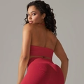 Détail de la brassière de sport rouge baie sans couture et du legging sur modèle féminin - M / Haut Et Bas / Rouge