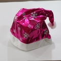 Gorro de Navidad rosa brillante con copos de nieve plateados y felpa blanca - Gorro de Copo de Nieve de Tela Rosa para Adultos