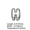 Dettaglio del ciondolo a lettera H in argento con dimensioni 7mm per 6mm - Lettera H
