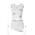 Dettaglio del completo bianco in maglia a coste con labbra in strass rossi applicate - S / Bianco
