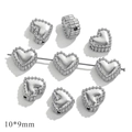 Detalle macro de cuentas de corazón de 10x9mm de acero inoxidable para joyería artesanal DIY - Corazón Texturizado con Agujero Paralelo / Color Acero