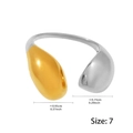 Détail macro de la bague goutte d'eau minimaliste en finition bicolore or et argent - US 7 / Doré