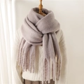 Détail d'une écharpe en mohair violet clair avec de longues franges et une maille épaisse - Gris Chameau