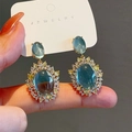 Eleganti orecchini con occhio di gatto blu menta e zirconi su montatura dorata - Orecchini con perno in argento S925 / Pietra occhio di gatto in zircone blu