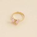 Vue macro d'une bague papillon dorée avec des ailes roses et des détails en zircon - Ouvert Réglable / 9# Rose Jade