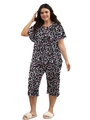 Detailansicht des geblümten Loungewear-Sets in Übergröße mit Kurzarm und Caprihose - 3XL / Dunkles Blumenmuster