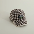 Détail de casquette de baseball à carreaux rétro avec écusson brodé et bordure contrastée - 52-54cm 3-8 Ans / Kaki