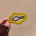 Elegante pinza para el pelo ondulada flocada amarilla para mujer con textura otoñal - Amarillo Jengibre
