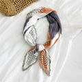 Foulard quadrato plissettato con blocchi di colore arancione e righe geometriche - Motivo a Blocchi Grigio Arancio
