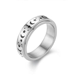 Detailansicht des Edelstahl-Spinner-Rings mit gravierten Mond- und Sternmotiven - Größe 5 / Silber