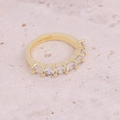 Detail eines verstellbaren Goldrings mit einer Reihe von sechs funkelnden Zirkonia - Reihe aus Sechs Zirkonia (5#)