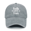 Détail de la broderie Faith over Fear et du motif flèche sur casquette en coton gris - M(56-58cm) / Gris clair