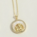 Elegante gouden MOM-ketting met moeder-kind silhouet en inleg van parelmoer - Moeder en Kind Silhouet Ronde Hanger (月牙XL2995)