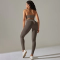 Détail d'un ensemble yoga taupe côtelé avec brassière à dos croisé et legging sans couture taille haute - S / Entrecroisé Soutien-Gorge + Leggings Ensemble / Entrecroisé-Marron