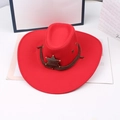 Detail eines roten Cowboyhuts mit geflochtenem Seil und goldenem Sheriff-Stern-Abzeichen - Einheitsgröße / Rot