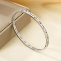 Dettaglio macro del bracciale argento con numeri romani e pietre scintillanti - Argento (KB190304-GC)