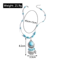 Dettaglio della collana con ciondolo a cuore in turchese e motivi vichinghi - YN507/Ciondolo a Foglia