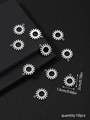 Détail macro de 10 pendentifs soleil en strass argentés avec dimensions 1,6x2,0 cm - Rayon de Soleil / Argent / 10 pcs/Paquet
