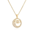 Détail d'un pendentif œil et lune doré avec cristaux de zircon sur chaîne fine - Croissant de Lune et Œil (CN001996YH)