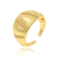 Anillo abierto dorado con filas diagonales de circonitas y reflejo en fondo blanco - Estilo Ancho con Circonia Inclinada (J-1426)