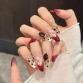 Gros plan d'ongles amande bordeaux avec accents floraux 3D et grands strass brillants - Grand (L) / Style Fleur 3D Coeur Diamant Rouge Vin (613 Long Ovale)