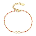 Bracciale boho infinito dorato con perline rosse e chiusura a moschettone su bianco - Rosso
