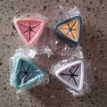 Set di quattro portasciugamani triangolari in silicone in rosa, arancione, verde e bianco - Bianco