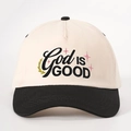 Berretto da baseball regolabile God Is Good ricamato in design beige e nero a contrasto - Beige e Nero