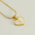 18K vergulde hartketting met schelpinleg en letter F aan een fijne slangenketting - Letter F