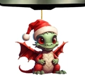 Detail eines süßen grünen Drachenanhängers aus Acryl mit einer festlichen Weihnachtsmütze - Grüner Drache Stil 4
